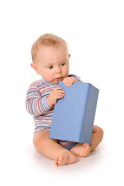 带书的小男孩图片下载