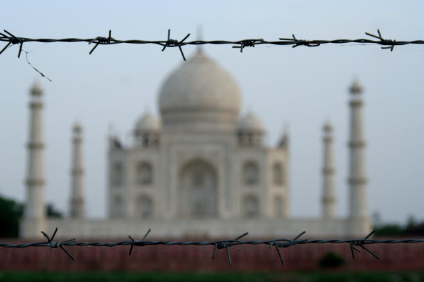 泰姬陵后面有铁丝网。图片下载