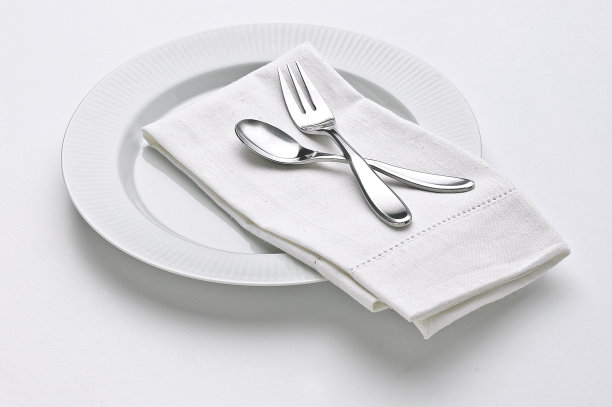 配有叉子和勺子的白色盘子图片下载