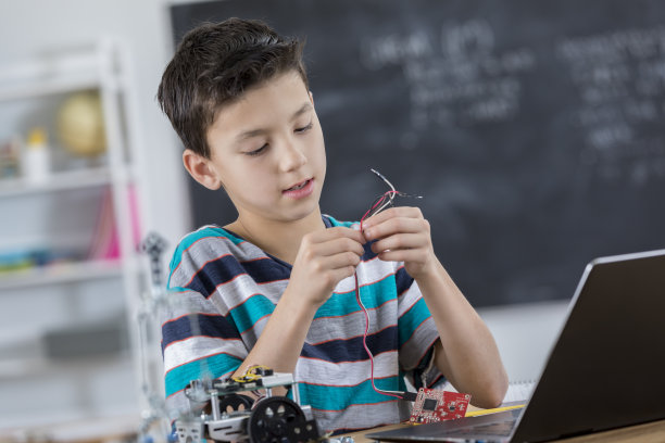 聪明的小学生组装机器人图片下载