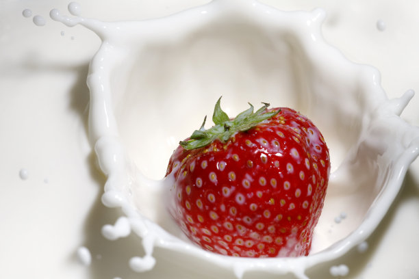 草莓飞溅图片下载