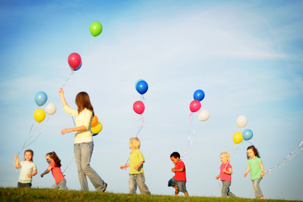 一群拿着气球奔跑的孩子图片下载