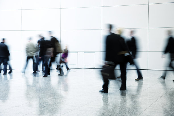 通勤者在走廊中行走，模糊的运动图片下载