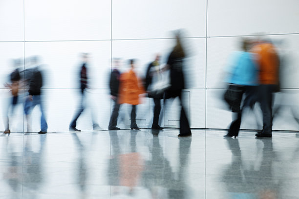 通勤者在走廊中行走，模糊的运动图片下载