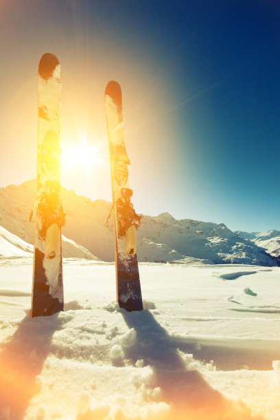 在山上滑雪图片下载