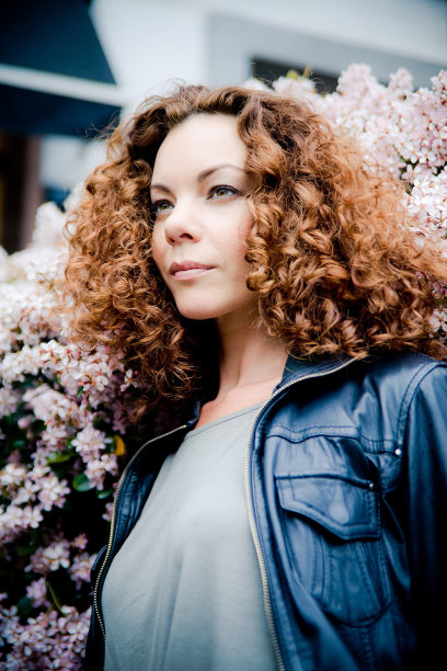 红头发女人肖像图片下载