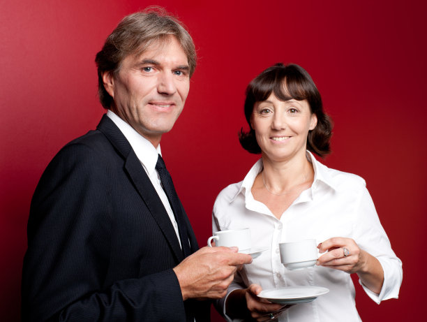 成人商务夫妻喝咖啡聊天图片下载