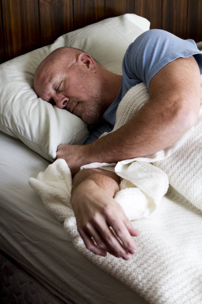 睡在床上的男人图片下载