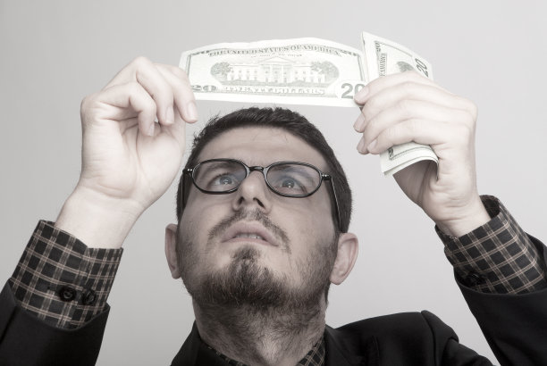 一名男子正在检查美元钞票图片下载