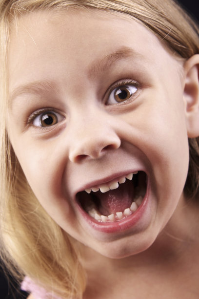 小女孩尖叫图片下载