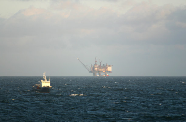 海上的钻井平台和船只图片下载