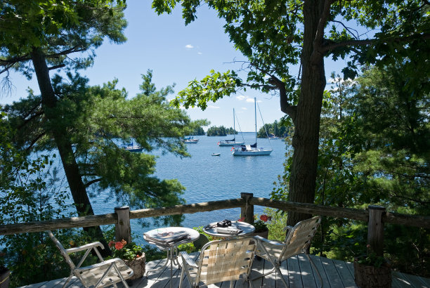 甲板俯瞰圣劳伦斯河在加纳诺克，安大略省图片下载