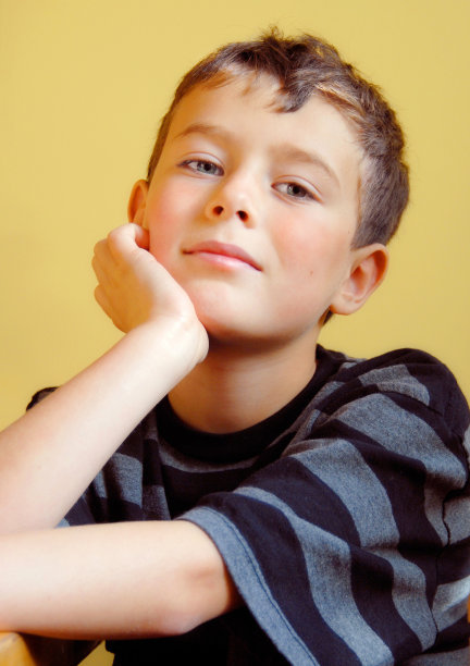 和平的男孩图片下载