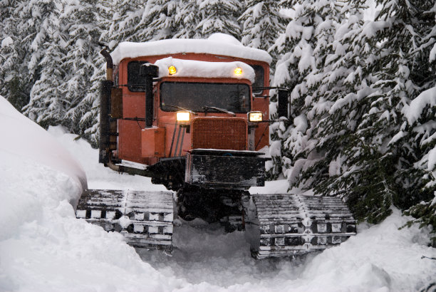雪地车向山里进发图片下载