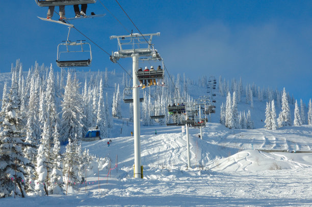 椅子升降机在阳光下图片下载