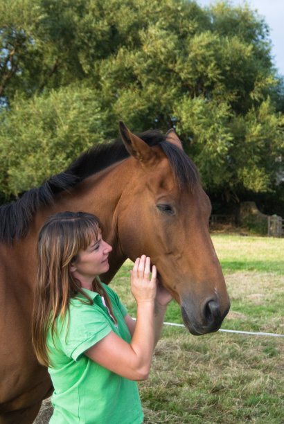 女人和马图片下载
