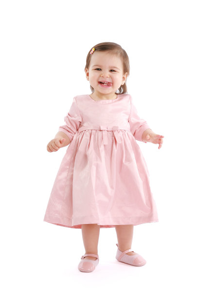 蹒跚学步的女孩站图片下载