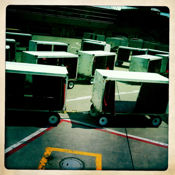 行李车空空如也地停在停机坪上，等待着行李图片下载