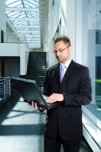 商人与笔记本电脑图片下载