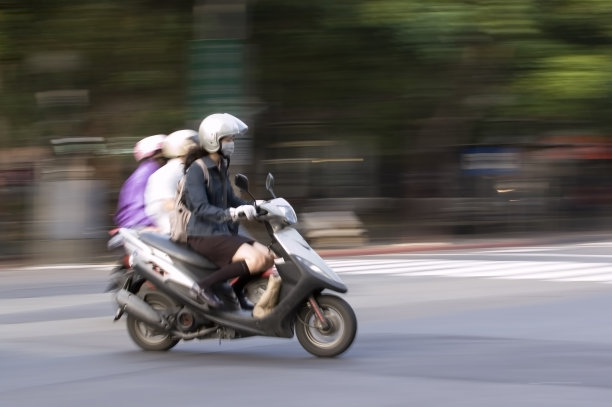 运动中的摩托车图片下载