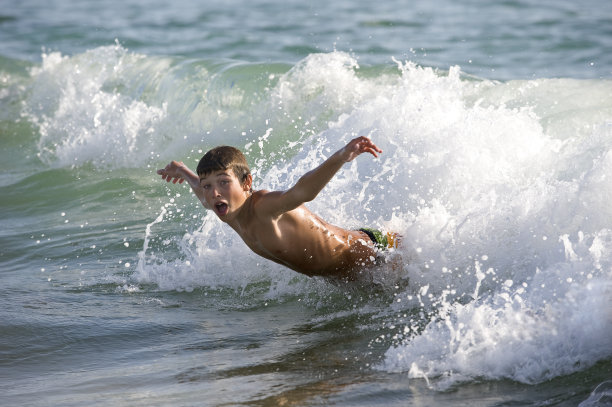 年轻人在海里玩图片下载