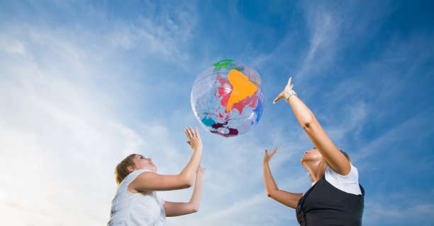 两个年轻女士在吐充气球图片下载