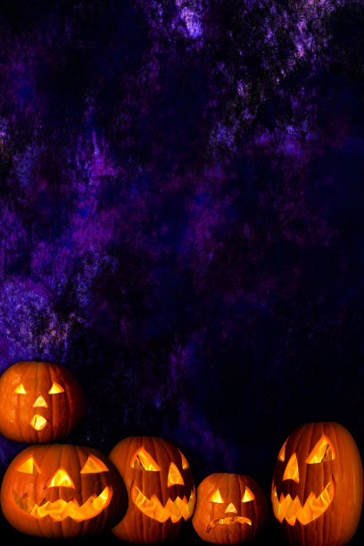 万圣节杰克o'灯笼在紫色的背景图片下载