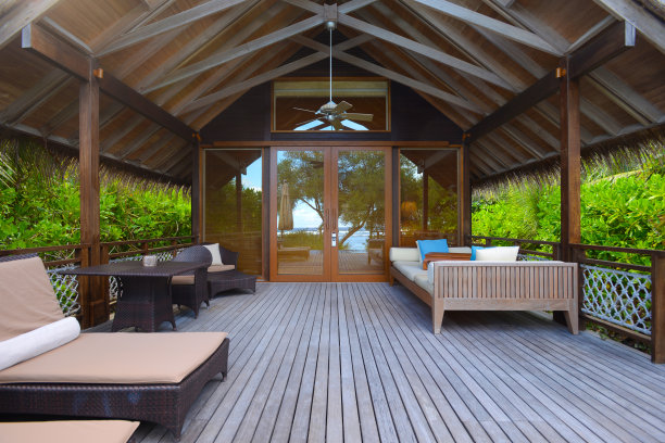 海滨别墅的正面视图素材图片