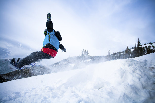 男孩在山上滑雪图片下载