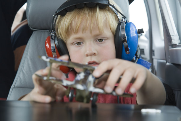 孩子和飞机图片下载