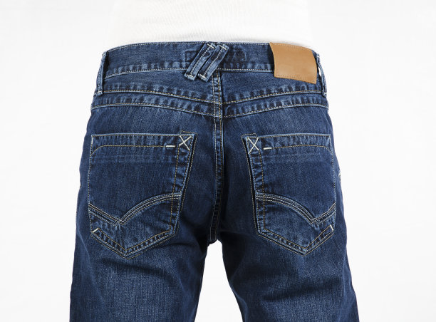 后视图的男人的牛仔牛仔裤没有品牌的标签图片下载