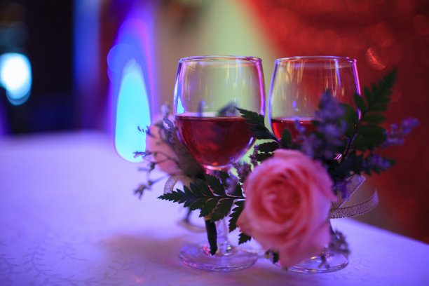 红玫瑰与葡萄酒图片下载