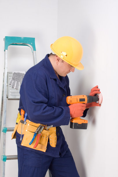 安装壁式插座的工人图片下载