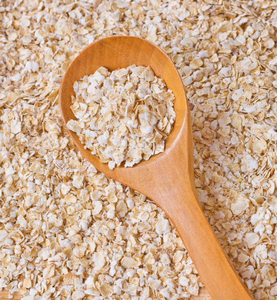 用木勺舀燕麦片素材图片