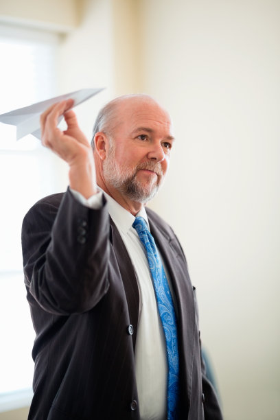 商人扔纸飞机图片下载