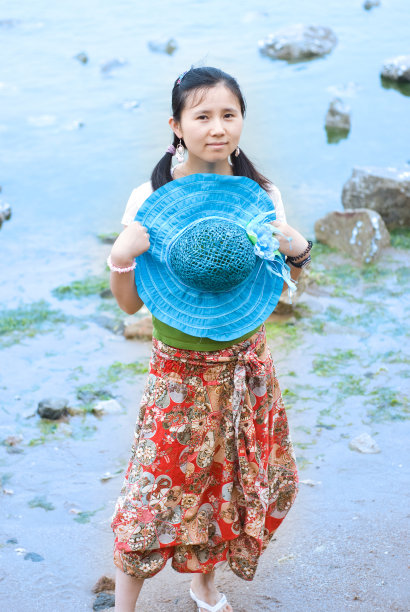 年轻的女孩坐船图片下载
