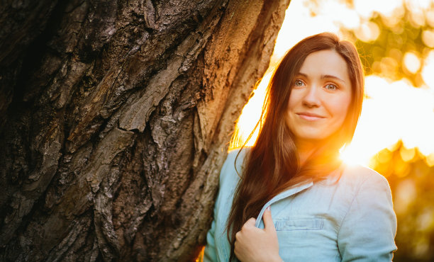 太阳从青少年的肩上升起图片下载