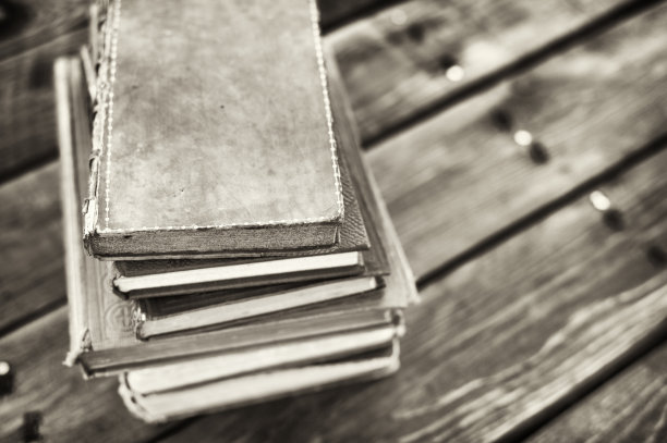 古董精装书木制桌子-黑色和白色图片下载