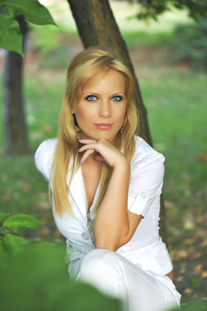 年轻的女孩和蓝眼睛图片下载