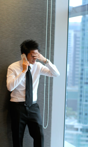 绝望中的年轻亚洲商人图片下载
