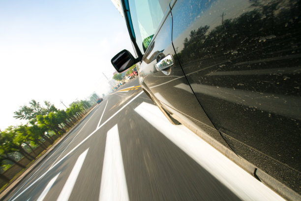 超速行驶的车图片下载