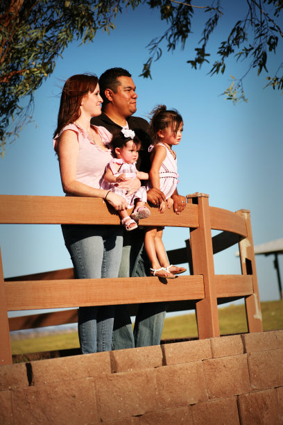 沿着栅栏图片下载