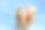 小男孩在游泳池里亲吻他的妈妈图片下载