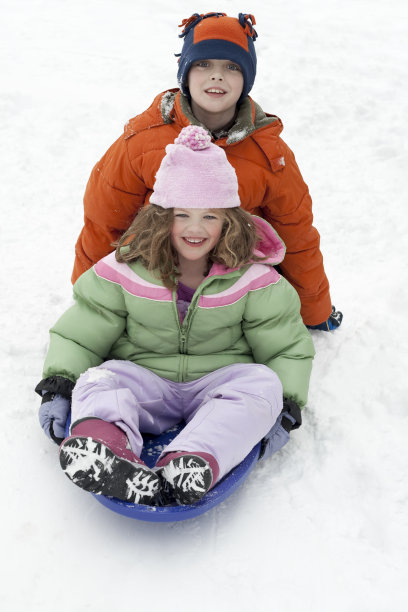 男孩和女孩拉雪橇图片下载