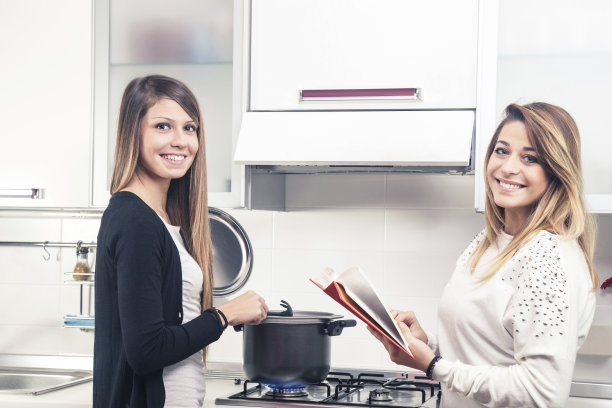 两个漂亮的朋友在厨房做饭图片下载