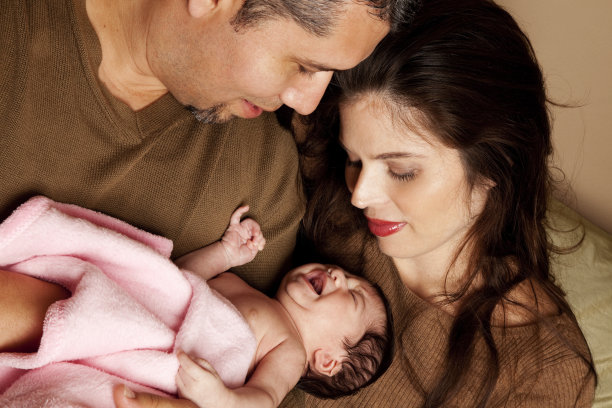新西班牙家庭和他们刚出生的女儿图片下载