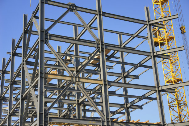 建筑工地的一台大型起重机图片下载