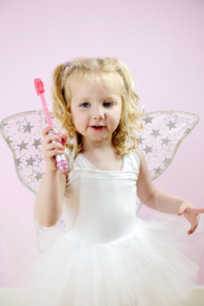 小女孩打扮成仙女图片下载