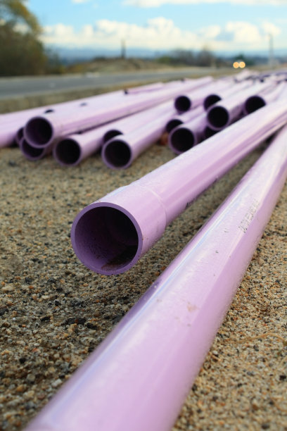 紫色管道在中间集中在一图片下载