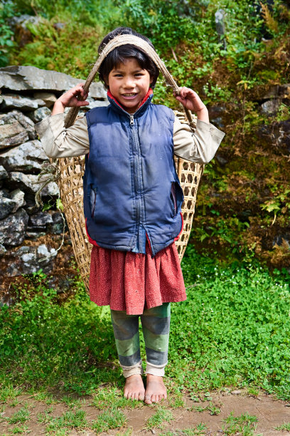 一个尼泊尔女孩在萨加玛塔国家公园图片下载